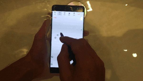 华为手机掉水里了怎么办（手机进水的最佳正确处理方法）