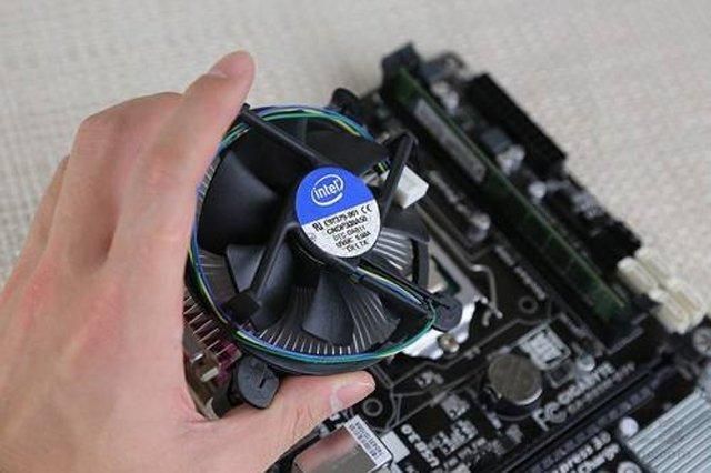 电脑cpu散热器怎么安装（正确的安装方向教程图解）