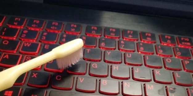如何清洗笔记本键盘里面的灰尘（键盘缝隙里很脏怎么清理）