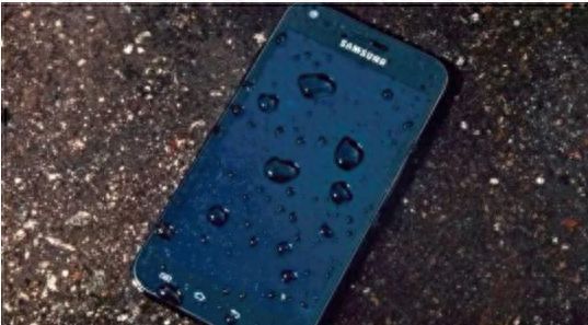 手机掉水里怎么处理比较好（手机进水一瞬间拿出来了还能修得好吗）