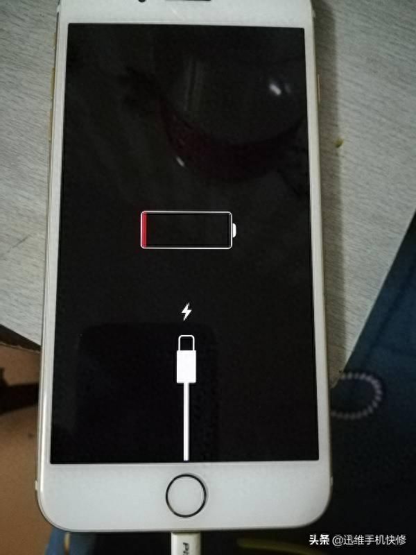 iphone开不了机黑屏充电也没反应怎么办（一直出现苹果标志却开不了机怎么解决）