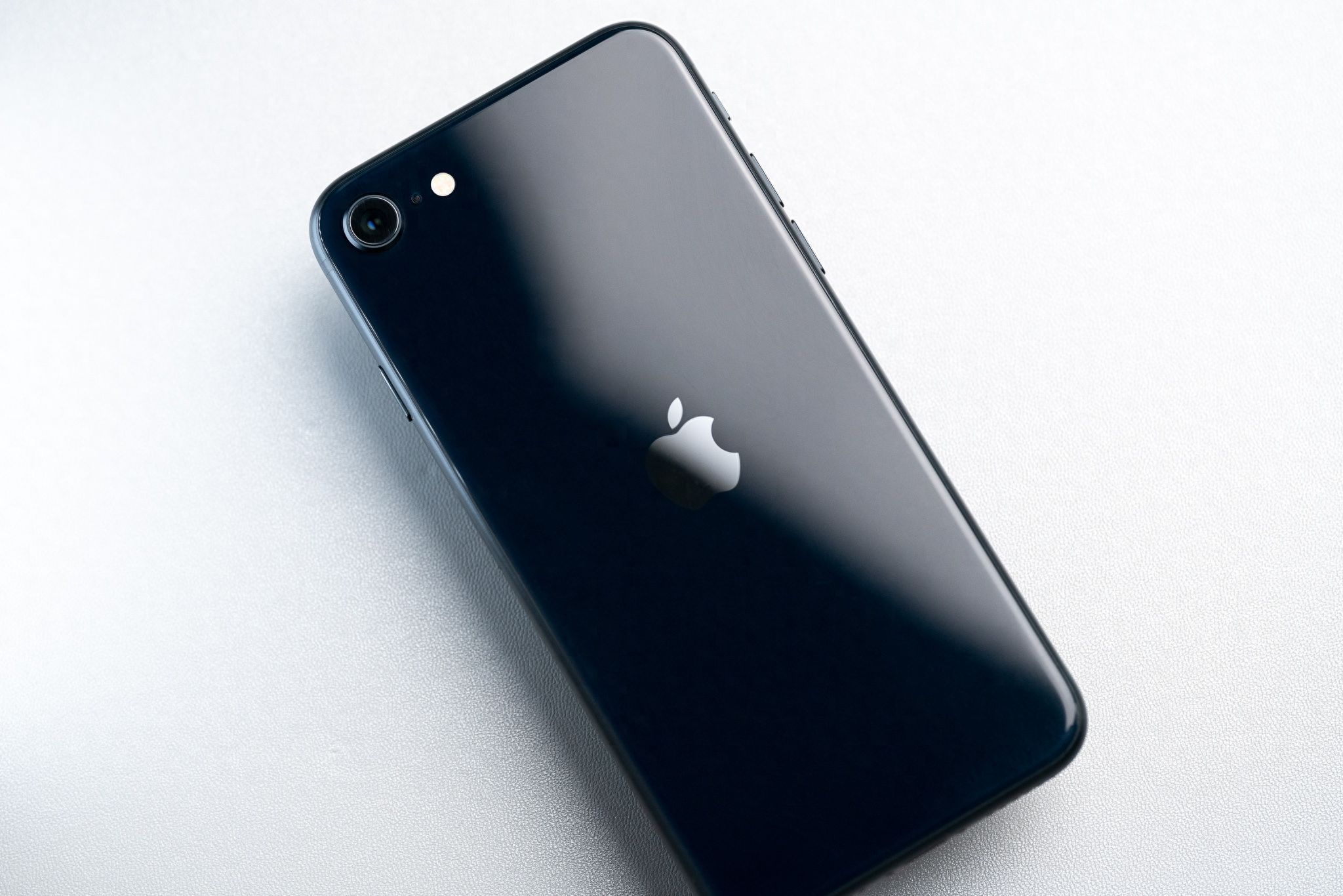 iPhone SE3评测：是特立独行，也是怪异割裂