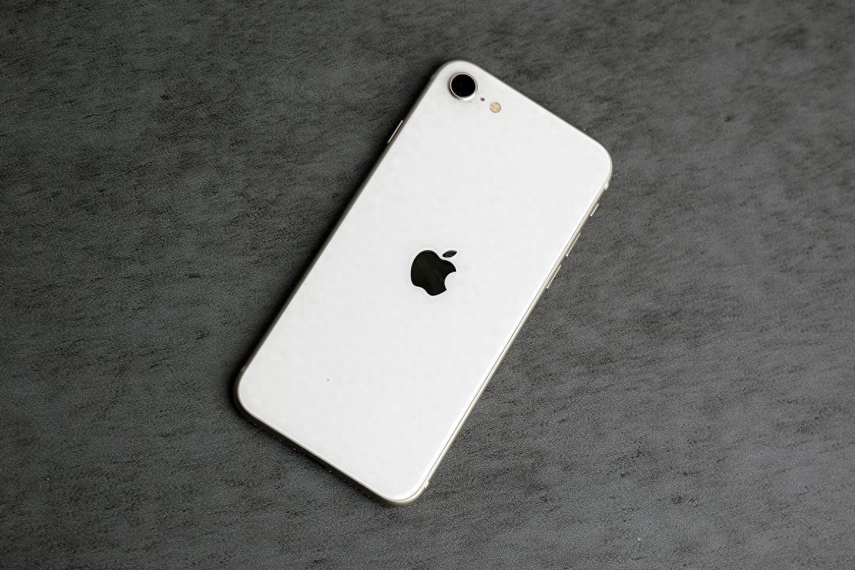 没必要为苹果辩解：iPhone SE三代就是干啥都不合适，只有拍照真强