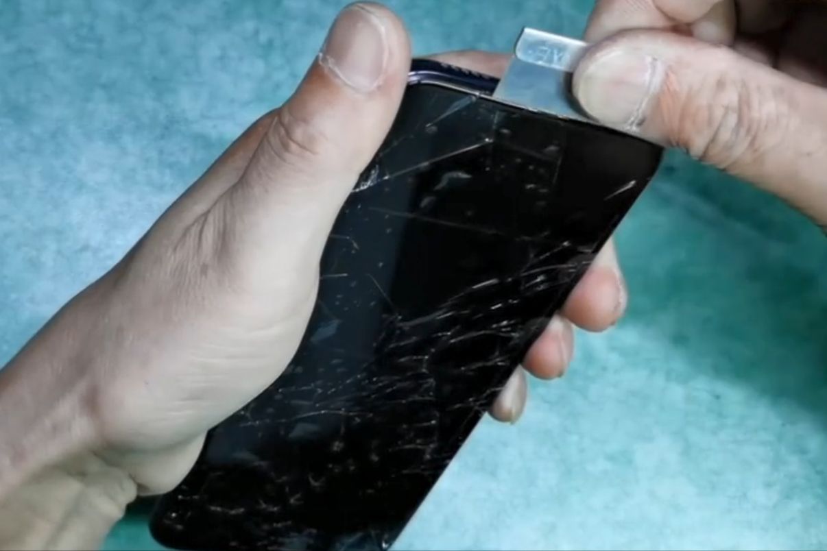 手机屏幕碎了出现条纹怎么办（自己在家修复手机外屏碎了的方法）
