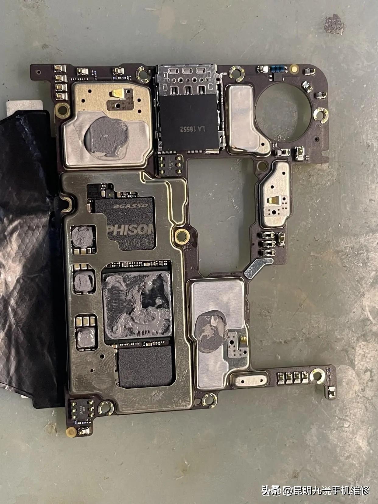 小米OPPO苹果手机开不了机是什么原因造成的（突然黑屏无法开机如何解决）