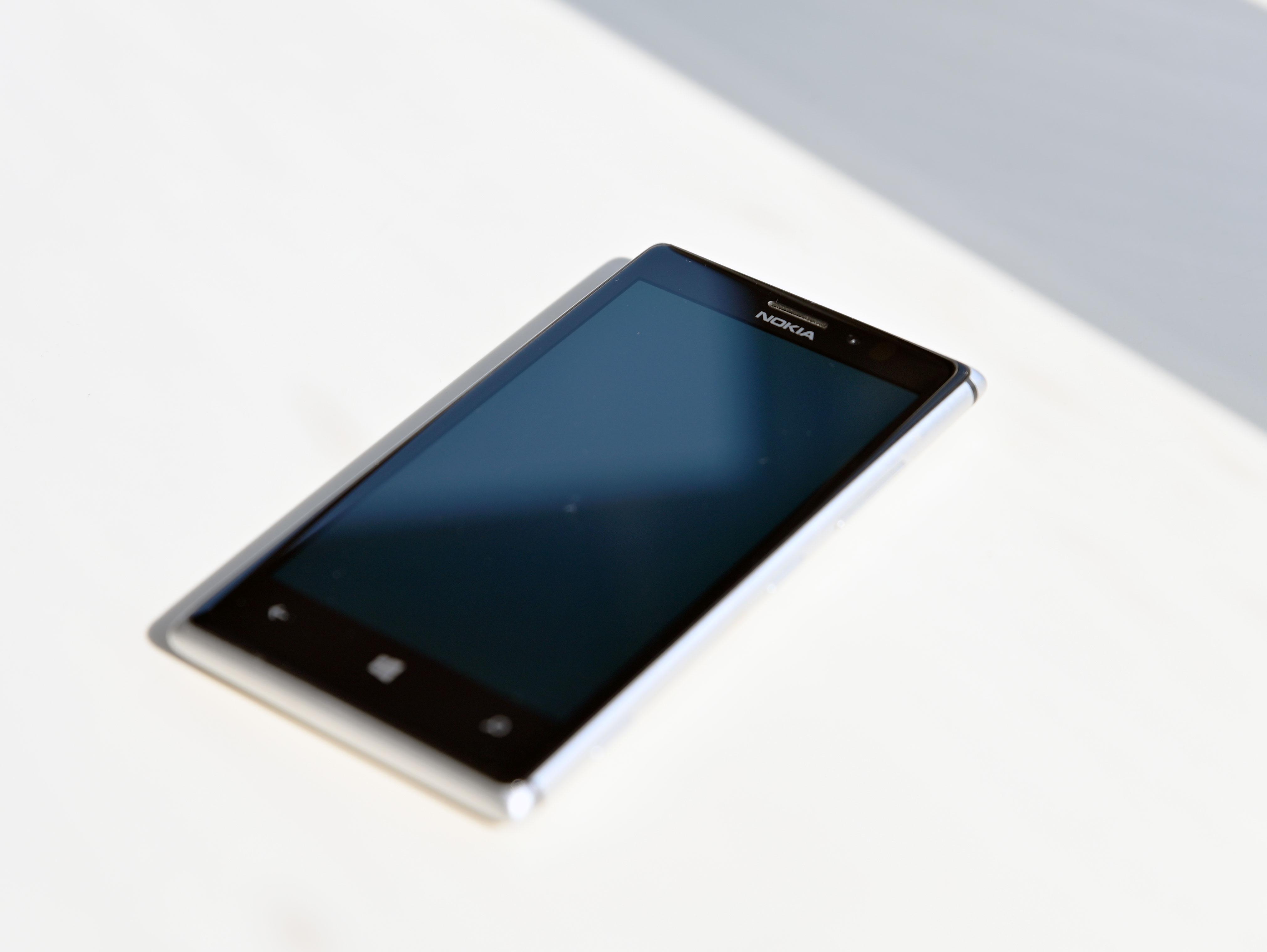 诺基亚lumia 925屏幕参数及信号怎么样（NOKIA925上市时间）