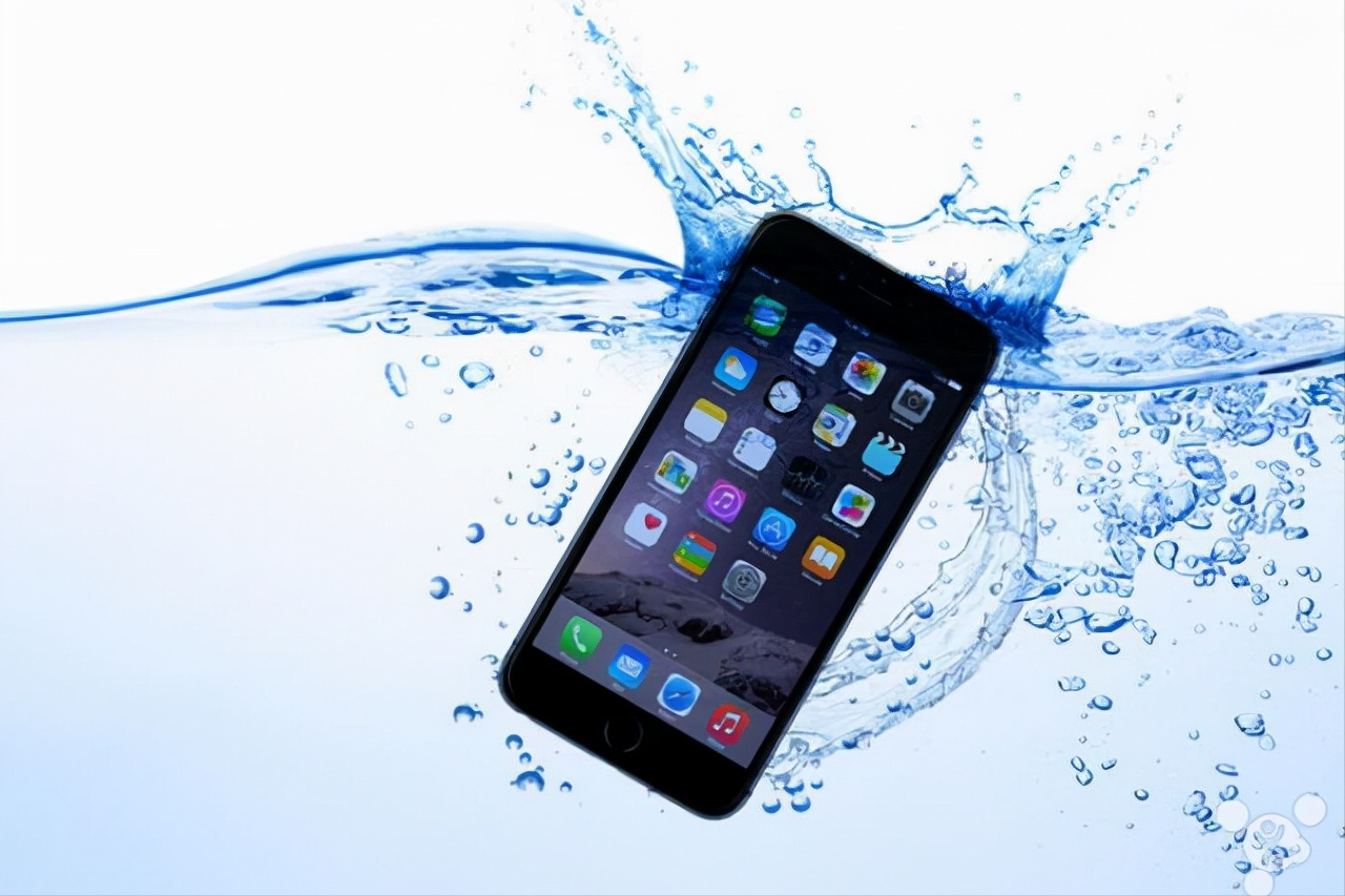 苹果手机掉水里没有声音怎么处理最好（手机进水了能用吹风机吹吗）