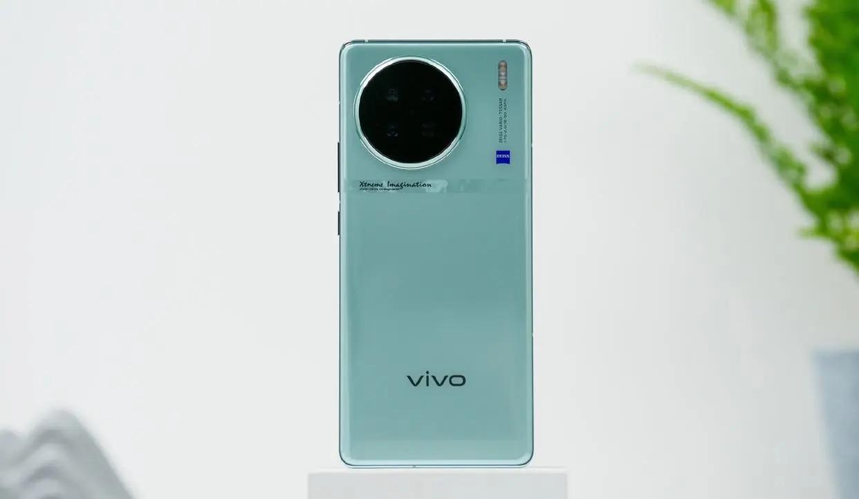 vivo X90s手机参数配置详情值得入手吗（是直屏还是曲屏新消息）