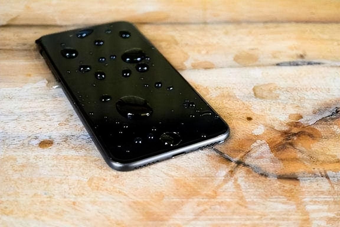 手机掉水里黑屏了怎么处理（苹果手机进水的紧急补救方法）